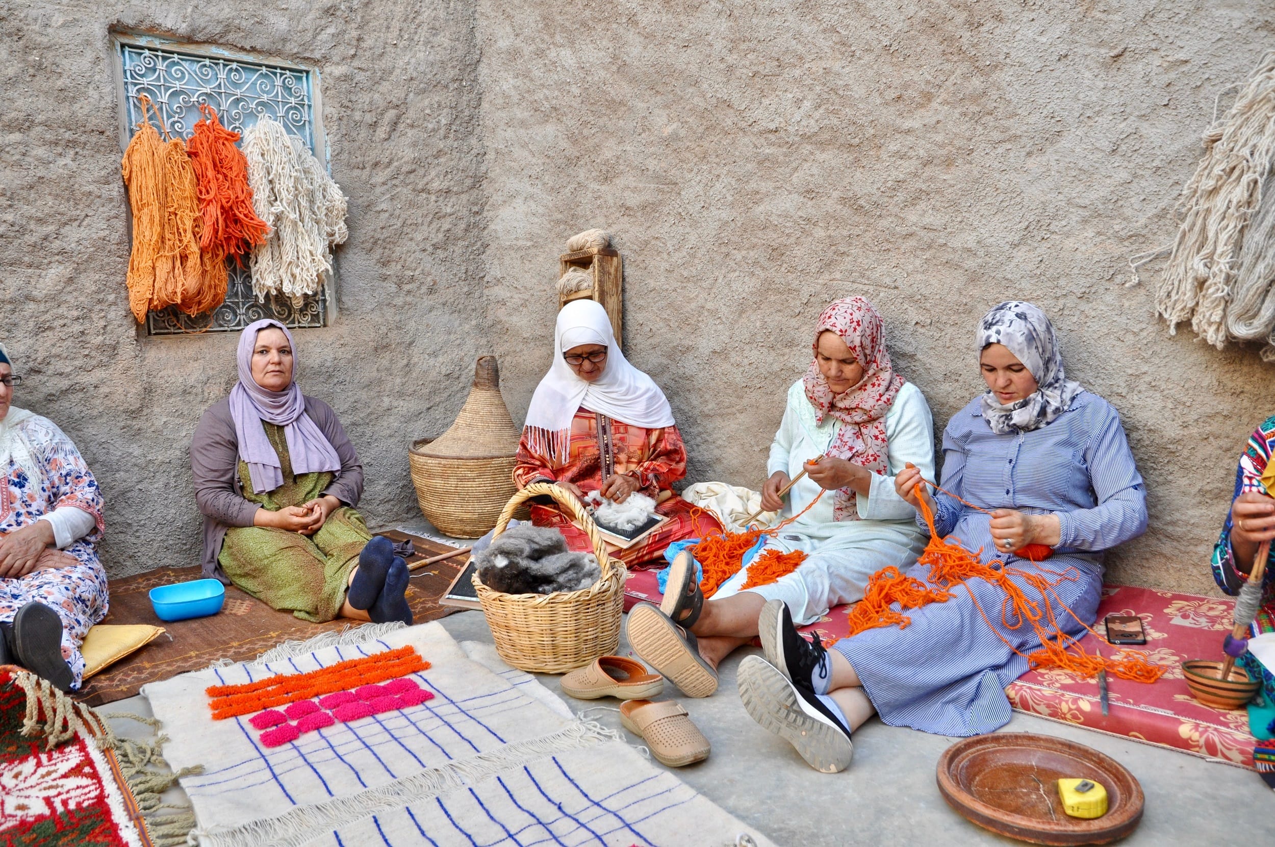 lady weavers working on moroccan rugs