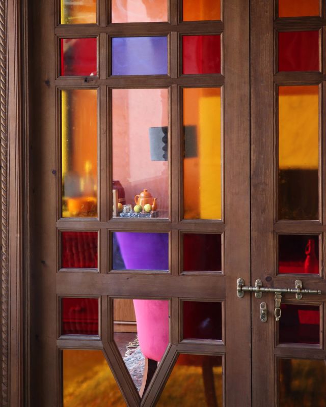 Stained glass windows are a big part of the design at El Fenn. A hundred different colours and shapes to make a complete picture.#stainedglass #stainedglasswindow #stainedglassdesign #moodlifter #colourtherapy #elfennmarrakech #marrakechmedina 📸  @ceciletreal