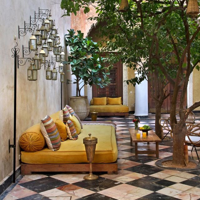 Turn on the light. Our ambience transition from day to night. 🧡#elfennmarrakech #quietspace #booknookstagram #readingspot #slowliving #laidbackluxe #boutiquehotel #oasis #marrakech #maroc #exteriordesign #orangetree #happyplace #peacewithin #peaceofmind #courtyardgarden
